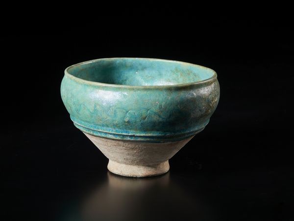 Arte Islamica : Grande ciotola con invetriatura turchese. Iran, Kashan, XII secolo  - Asta Asta 437 | ARTE ORIENTALE - ARTE ORIENTALE DA COLLEZIONI PRIVATE ITALIANE Online - Associazione Nazionale - Case d'Asta italiane