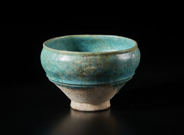 Arte Islamica : Grande ciotola con invetriatura turchese. Iran, Kashan, XII secolo  - Asta Asta 437 | ARTE ORIENTALE - ARTE ORIENTALE DA COLLEZIONI PRIVATE ITALIANE Online - Associazione Nazionale - Case d'Asta italiane