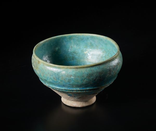 Arte Islamica : Grande ciotola con invetriatura turchese. Iran, Kashan, XII secolo  - Asta Asta 437 | ARTE ORIENTALE - ARTE ORIENTALE DA COLLEZIONI PRIVATE ITALIANE Online - Associazione Nazionale - Case d'Asta italiane