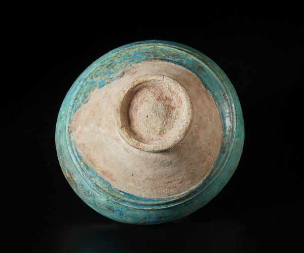 Arte Islamica : Grande ciotola con invetriatura turchese. Iran, Kashan, XII secolo  - Asta Asta 437 | ARTE ORIENTALE - ARTE ORIENTALE DA COLLEZIONI PRIVATE ITALIANE Online - Associazione Nazionale - Case d'Asta italiane