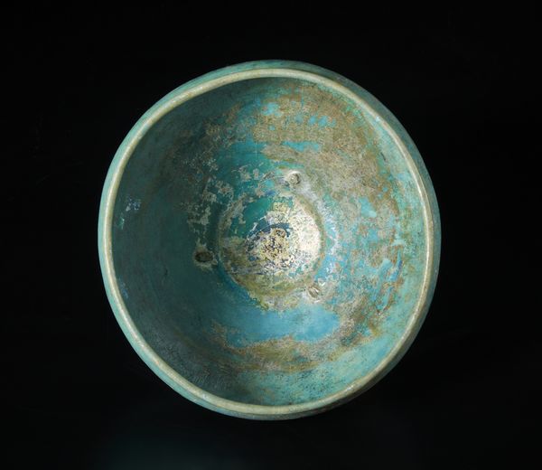 Arte Islamica : Grande ciotola con invetriatura turchese. Iran, Kashan, XII secolo  - Asta Asta 437 | ARTE ORIENTALE - ARTE ORIENTALE DA COLLEZIONI PRIVATE ITALIANE Online - Associazione Nazionale - Case d'Asta italiane