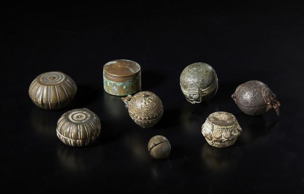 Arte Indiana : Gruppo di otto scatole.India, XIX secolo.  - Asta Asta 437 | ARTE ORIENTALE - ARTE ORIENTALE DA COLLEZIONI PRIVATE ITALIANE Online - Associazione Nazionale - Case d'Asta italiane