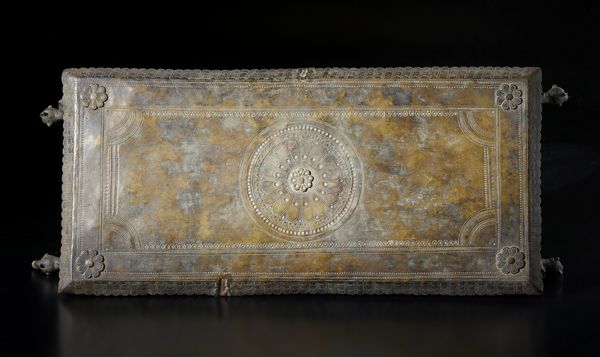 Arte Indiana : Tavolino basso in metallo. India, XIX sec.  - Asta Asta 437 | ARTE ORIENTALE - ARTE ORIENTALE DA COLLEZIONI PRIVATE ITALIANE Online - Associazione Nazionale - Case d'Asta italiane