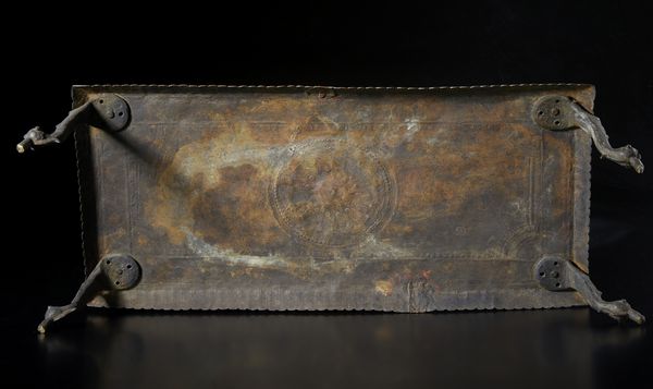 Arte Indiana : Tavolino basso in metallo. India, XIX sec.  - Asta Asta 437 | ARTE ORIENTALE - ARTE ORIENTALE DA COLLEZIONI PRIVATE ITALIANE Online - Associazione Nazionale - Case d'Asta italiane