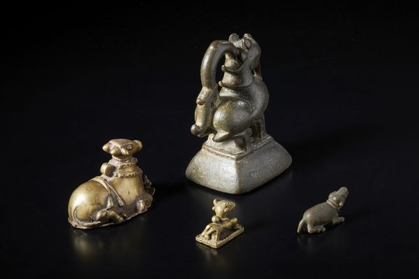Arte Indiana : Gruppo di quattro pesi in metallo. India, XIX sec.  - Asta Asta 437 | ARTE ORIENTALE - ARTE ORIENTALE DA COLLEZIONI PRIVATE ITALIANE Online - Associazione Nazionale - Case d'Asta italiane