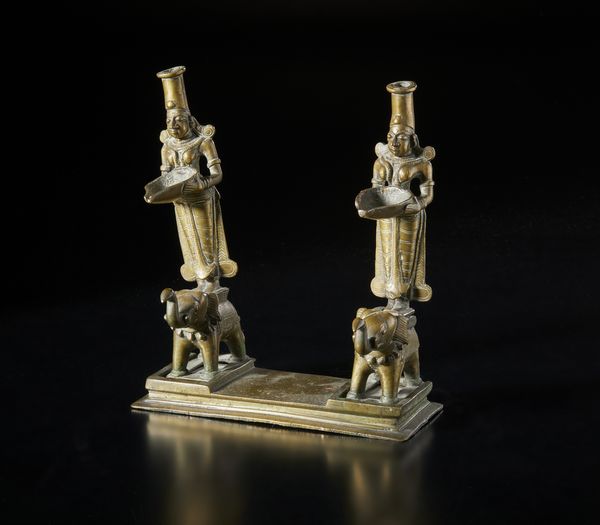 Arte Indiana : Lampada a olio da tempio in bronzo. India, XIX secolo.  - Asta Asta 437 | ARTE ORIENTALE - ARTE ORIENTALE DA COLLEZIONI PRIVATE ITALIANE Online - Associazione Nazionale - Case d'Asta italiane