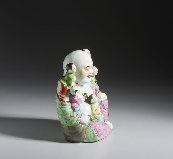 Arte Cinese : Statua in porcellana raffigurante Buddha che sorride.Cina, Repubblica di Cina (1912-1949).  - Asta Asta 437 | ARTE ORIENTALE - ARTE ORIENTALE DA COLLEZIONI PRIVATE ITALIANE Online - Associazione Nazionale - Case d'Asta italiane