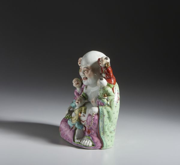 Arte Cinese : Statua in porcellana raffigurante Buddha che sorride.Cina, Repubblica di Cina (1912-1949).  - Asta Asta 437 | ARTE ORIENTALE - ARTE ORIENTALE DA COLLEZIONI PRIVATE ITALIANE Online - Associazione Nazionale - Case d'Asta italiane