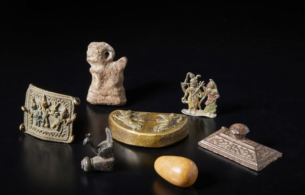 Arte Indiana : Gruppo di sette oggetti di varia natura. India, XX secolo.  - Asta Asta 437 | ARTE ORIENTALE - ARTE ORIENTALE DA COLLEZIONI PRIVATE ITALIANE Online - Associazione Nazionale - Case d'Asta italiane