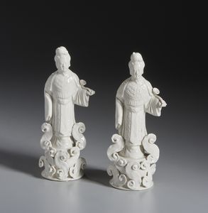 Arte Cinese - Due figure in porcellana bianca Guanyin in posizione eretta tra nuvole.Cina, XX secolo.