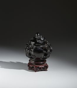 Arte Cinese : Vaso ad urna con coperchio in pietra nera decorato a bassorilievo con animali mitologici qilong.Cina, XX secolo.  - Asta Asta 437 | ARTE ORIENTALE - ARTE ORIENTALE DA COLLEZIONI PRIVATE ITALIANE Online - Associazione Nazionale - Case d'Asta italiane