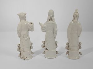 Arte Cinese : Lotto composto da tre figure in porcellana De Hua raffiguranti tre immortali tra le nuvole. Cina, XX secolo.  - Asta Asta 437 | ARTE ORIENTALE - ARTE ORIENTALE DA COLLEZIONI PRIVATE ITALIANE Online - Associazione Nazionale - Case d'Asta italiane