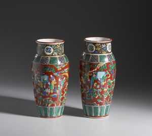 Arte Cinese - Due vasi in porcellana a fondo rosso. Cina, Dinastia Qing, XX sec.