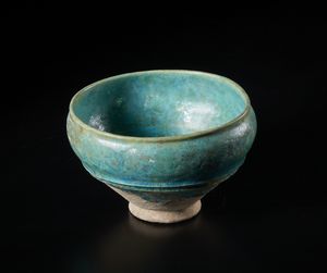 Arte Islamica : Grande ciotola con invetriatura turchese. Iran, Kashan, XII secolo  - Asta Asta 437 | ARTE ORIENTALE - ARTE ORIENTALE DA COLLEZIONI PRIVATE ITALIANE Online - Associazione Nazionale - Case d'Asta italiane