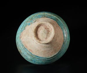 Arte Islamica : Grande ciotola con invetriatura turchese. Iran, Kashan, XII secolo  - Asta Asta 437 | ARTE ORIENTALE - ARTE ORIENTALE DA COLLEZIONI PRIVATE ITALIANE Online - Associazione Nazionale - Case d'Asta italiane