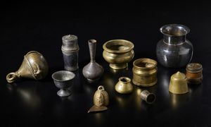 Arte Indiana : Gruppo di dieci vasetti e due campane. India, XIX secolo.  - Asta Asta 437 | ARTE ORIENTALE - ARTE ORIENTALE DA COLLEZIONI PRIVATE ITALIANE Online - Associazione Nazionale - Case d'Asta italiane