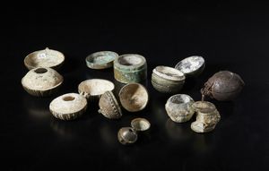 Arte Indiana : Gruppo di otto scatole.India, XIX secolo.  - Asta Asta 437 | ARTE ORIENTALE - ARTE ORIENTALE DA COLLEZIONI PRIVATE ITALIANE Online - Associazione Nazionale - Case d'Asta italiane