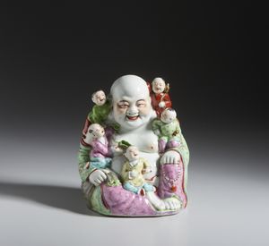 Arte Cinese - Statua in porcellana raffigurante Buddha che sorride.Cina, Repubblica di Cina (1912-1949).