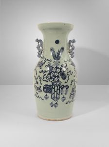Arte Cinese - Vaso cinese in porcellana a forma di colonna di balaustri decorato in blu sottocoperta.  Cina, Qing fine XIX - XX  sec.