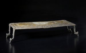 Arte Indiana : Tavolino basso in metallo. India, XIX sec.  - Asta Asta 437 | ARTE ORIENTALE - ARTE ORIENTALE DA COLLEZIONI PRIVATE ITALIANE Online - Associazione Nazionale - Case d'Asta italiane
