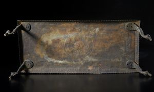 Arte Indiana : Tavolino basso in metallo. India, XIX sec.  - Asta Asta 437 | ARTE ORIENTALE - ARTE ORIENTALE DA COLLEZIONI PRIVATE ITALIANE Online - Associazione Nazionale - Case d'Asta italiane