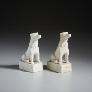 Arte Cinese - Coppia di cani in porcellana bianca dehua.  Cina, Dinastia Qing, XVIII sec.