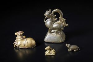 Arte Indiana : Gruppo di quattro pesi in metallo. India, XIX sec.  - Asta Asta 437 | ARTE ORIENTALE - ARTE ORIENTALE DA COLLEZIONI PRIVATE ITALIANE Online - Associazione Nazionale - Case d'Asta italiane
