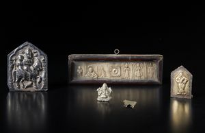 Arte Indiana : Lotto di cinque placchette devozionali varie. India, XIX secolo.  - Asta Asta 437 | ARTE ORIENTALE - ARTE ORIENTALE DA COLLEZIONI PRIVATE ITALIANE Online - Associazione Nazionale - Case d'Asta italiane