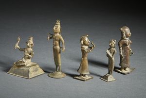 Arte Indiana : Gruppo di 5 figure di oranti in bronzo India popolare, XIX secolo  - Asta Asta 437 | ARTE ORIENTALE - ARTE ORIENTALE DA COLLEZIONI PRIVATE ITALIANE Online - Associazione Nazionale - Case d'Asta italiane