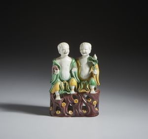 Arte Cinese - Statua in porcellana a smalti Sancai. Cina, Dinastia Qing, periodo Kangxi.