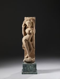 Arte Indiana - Scultura in arenaria rosa raffigurante Apsara. Probabilmente Periodo Candela.
