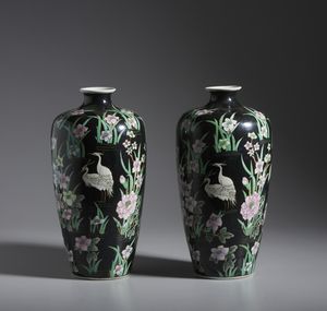 Arte Cinese - Coppia di vasi in porcellana su sfondo nero. Cina, XX sec.