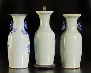 Arte Cinese : Gruppo di tre vasi in porcellana bianco/blu. Cina, prima met XX secolo  - Asta Asta 437 | ARTE ORIENTALE - ARTE ORIENTALE DA COLLEZIONI PRIVATE ITALIANE Online - Associazione Nazionale - Case d'Asta italiane