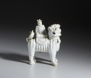 Arte Cinese - Scultura in porcellana dehua raffigurante un uomo a cavallo di un leone buddhista.Cina, Dinastia Qing, Periodo Kangxi.