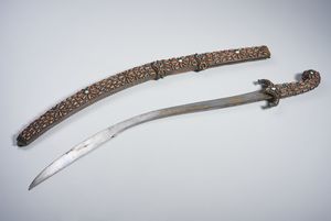 Arte Islamica - Elaborata spada da parata sontuosamente adornata con castoni in corallo e turchese.Manifattura Turco-Ottomana, Samarcanda. XIX secolo.