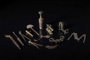 Arte Indiana - Gruppo di tredici utensili vari. Arte Indiana, XX secolo.