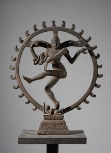 Arte Indiana : Statua in legno raffigurante Shiva Nataraja. India del sud, Sec XX  - Asta Asta 437 | ARTE ORIENTALE - ARTE ORIENTALE DA COLLEZIONI PRIVATE ITALIANE Online - Associazione Nazionale - Case d'Asta italiane