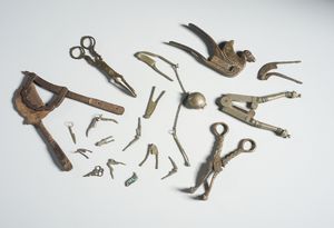 Arte Indiana - Gruppo di sedici  forbici da betel di diverse dimensioni e due coltelli. Arte indiana, XX secolo.