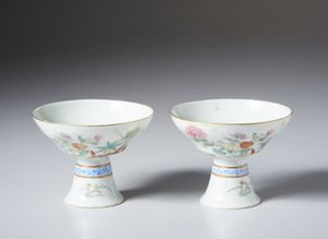 Arte Cinese : Coppia di tazze a stelo. China,  XX secolo  - Asta Asta 437 | ARTE ORIENTALE - ARTE ORIENTALE DA COLLEZIONI PRIVATE ITALIANE Online - Associazione Nazionale - Case d'Asta italiane
