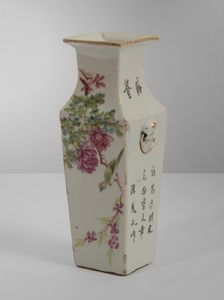 Arte Cinese - Vaso in porcellana cinese dalla forma quadrangolare smaltato.Cina, XIX - XX sec.