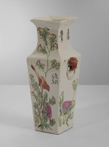 Arte Cinese - Vaso cinese in porcellana dalla forma quadrangolare. Cina, fine XIX-XX sec.