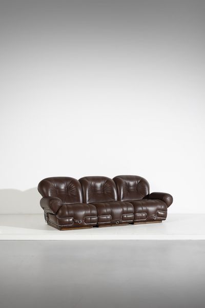 PIAZZESI ADRIANO (1923 - 2009) : attribuito. Divano a tre posti  - Asta Asta 438 | DESIGN E ARTI DECORATIVE DEL NOVECENTO Online - Associazione Nazionale - Case d'Asta italiane