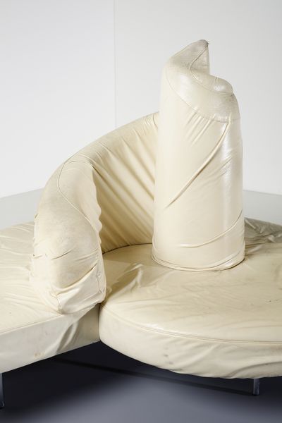 MARIO CANANZI (n. 1958) & ROBERTO SEMPRINI (n. 1959) : Divano da centro mod. Tatlin per Edra, Italia  - Asta Asta 438 | DESIGN E ARTI DECORATIVE DEL NOVECENTO Online - Associazione Nazionale - Case d'Asta italiane