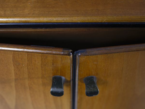 SCARPA AFRA (1937-2011) & TOBIA (n. 1935) : Credenza a quattro ante per Stildomus, Italia  - Asta Asta 438 | DESIGN E ARTI DECORATIVE DEL NOVECENTO Online - Associazione Nazionale - Case d'Asta italiane