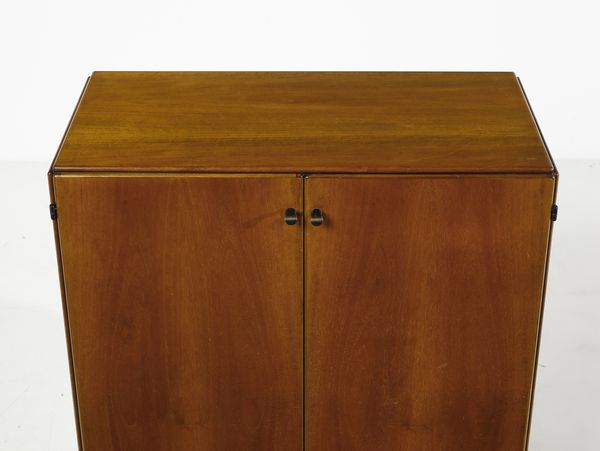 SCARPA AFRA (1937-2011) & TOBIA (n. 1935) : Piccola credenza a due ante per Stildomus, Italia  - Asta Asta 438 | DESIGN E ARTI DECORATIVE DEL NOVECENTO Online - Associazione Nazionale - Case d'Asta italiane