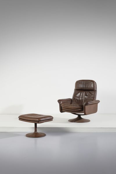 DE SEDE : Poltrona con poggiapiedi  - Asta Asta 438 | DESIGN E ARTI DECORATIVE DEL NOVECENTO Online - Associazione Nazionale - Case d'Asta italiane