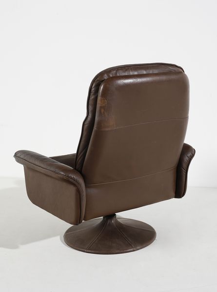 DE SEDE : Poltrona con poggiapiedi  - Asta Asta 438 | DESIGN E ARTI DECORATIVE DEL NOVECENTO Online - Associazione Nazionale - Case d'Asta italiane