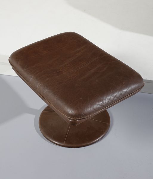 DE SEDE : Poltrona con poggiapiedi  - Asta Asta 438 | DESIGN E ARTI DECORATIVE DEL NOVECENTO Online - Associazione Nazionale - Case d'Asta italiane