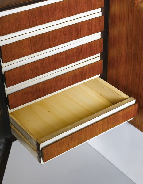 MANIFATTURA ITALIANA : Mobile-bar pensile con stipo a due ante e cassetti e sgabello  - Asta Asta 438 | DESIGN E ARTI DECORATIVE DEL NOVECENTO Online - Associazione Nazionale - Case d'Asta italiane