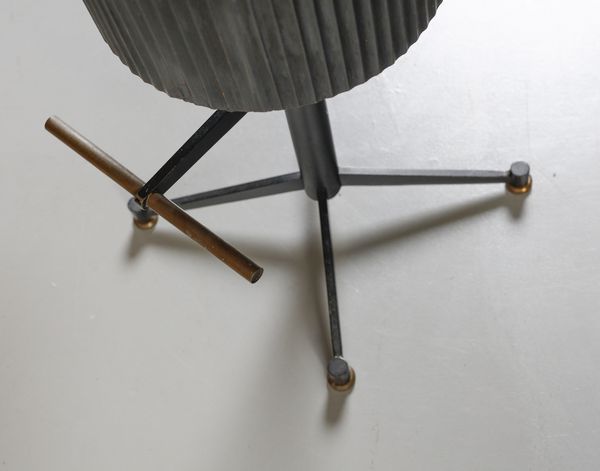 MANIFATTURA ITALIANA : Mobile-bar pensile con stipo a due ante e cassetti e sgabello  - Asta Asta 438 | DESIGN E ARTI DECORATIVE DEL NOVECENTO Online - Associazione Nazionale - Case d'Asta italiane